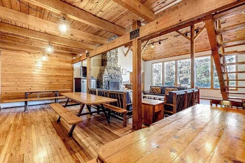 Spacious Black Mountain cabin with game room, wood fireplace, firepit, & W/D
