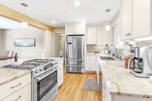 1-acre dog-friendly home with mtn views, 2 porches - walk downtown