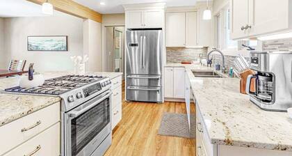 1-acre dog-friendly home with mtn views, 2 porches - walk downtown