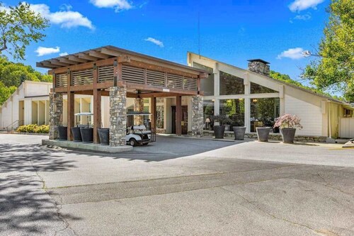 Inviting studio with pool, tennis, hot tub, kitchenette, & private sunny balcony