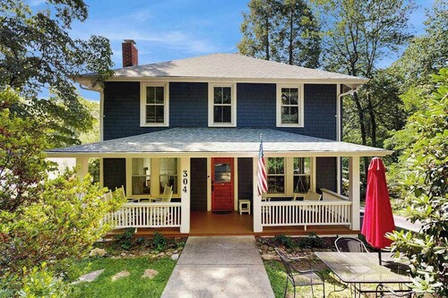 Spacious dog-friendly Montreat cottage with firepit, mountain views, & patio