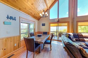Ein Holzinstrument mit Esstisch, Stühlen und einer Couch.