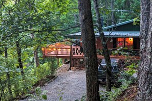 A cabin with a covered porch, surrounded by trees. - Black Bear cabin fox Mountain (Franklin)