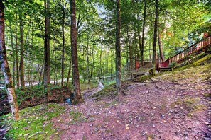 Ein bewaldetes Gebiet mit einer Holztreppe, die zu einer Plattform führt.