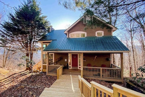Mountain view cabin with expansive deck, balcony, & fireplace - dogs OK