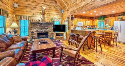 Spacious cabin w/ private hot tub, pool table, deck, fireplace, 2 kitchens & A/C