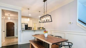 Un espace repas avec une table en bois, des bancs et des chaises.