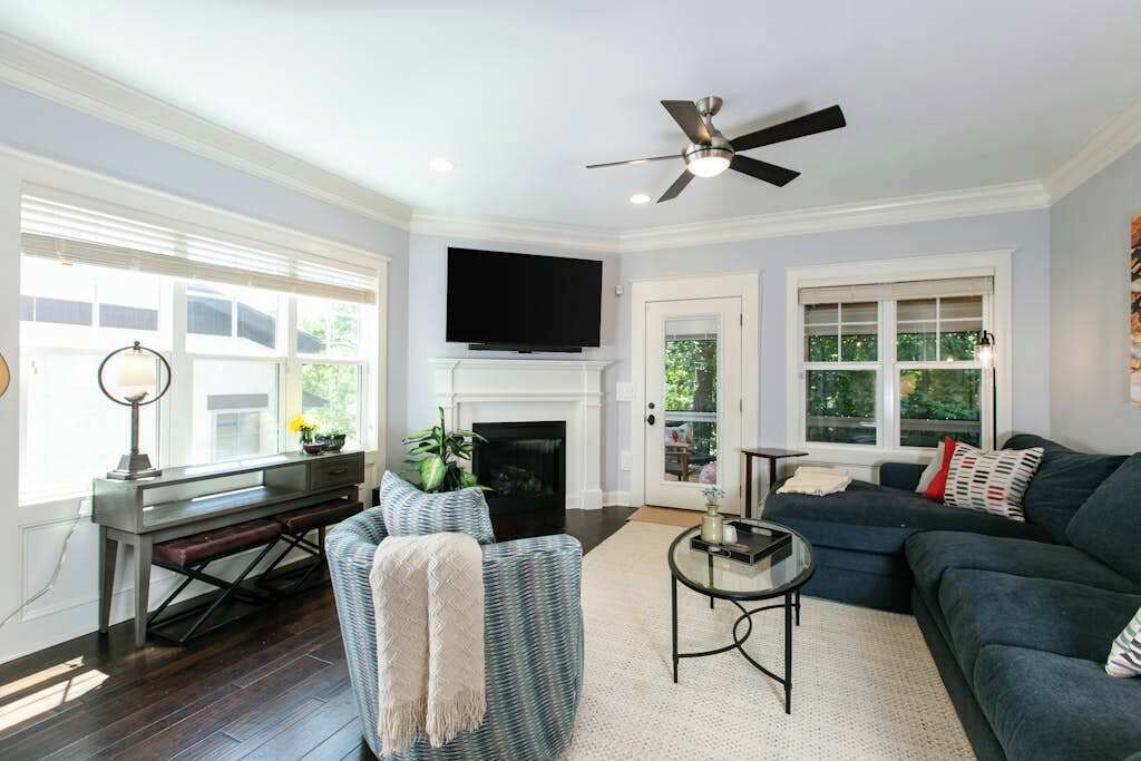 Charming Home With Screened Porch, Private Yard, Fireplace, & Fast Wifi - Black Mountain, NC