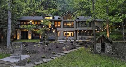 21-acre multi-home escape with hot tub, hiking trails & waterfalls