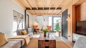 A modern living room with a sofa, coffee table, and TV. - Lennepserf - De Pinkels (Veessen)