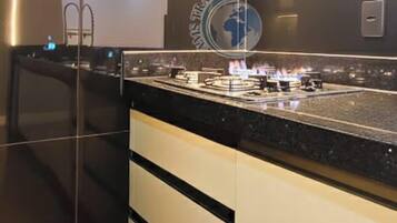 Geladeira, micro-ondas, fogão, cooktop