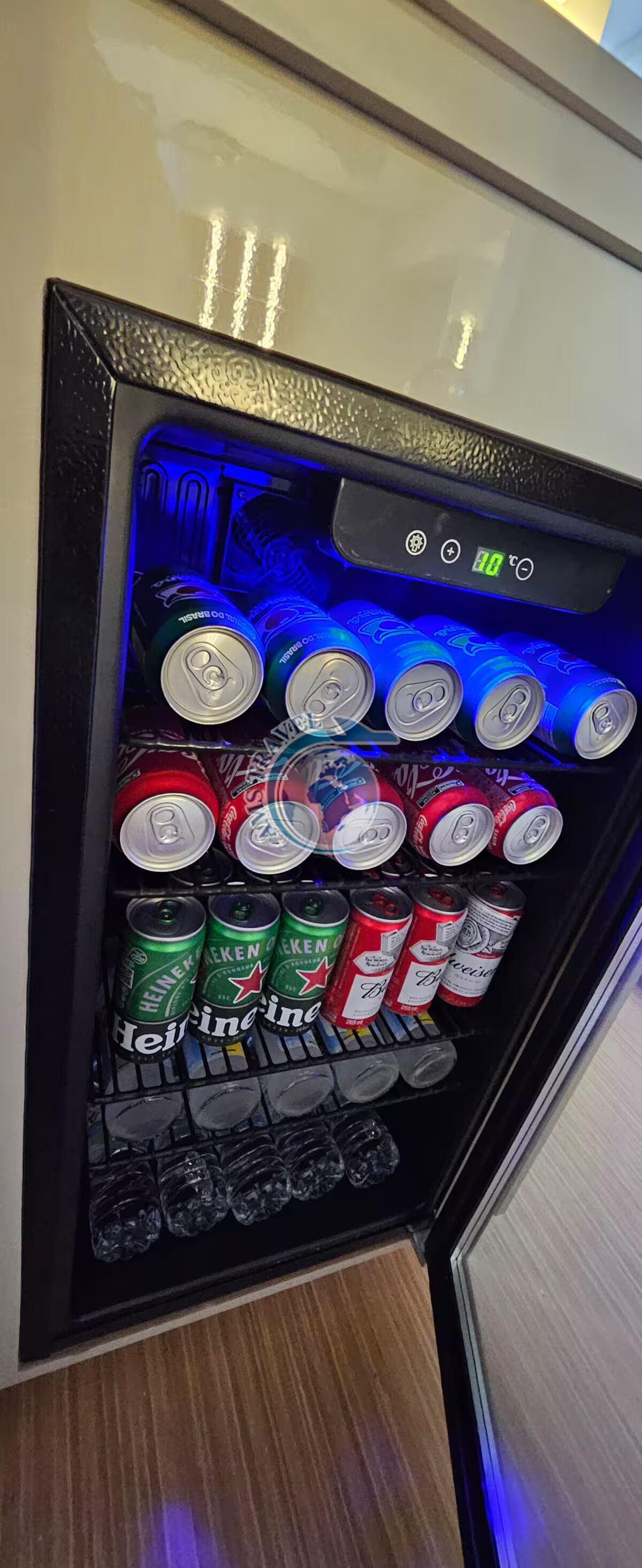 En automat med forskellige drikkevarekonserves, blandt andet Heineken og Coca-Cola, samt et digitalt temperaturdisplay.