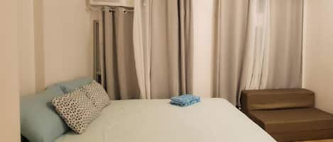 Iron/ironing board, WiFi, bed sheets