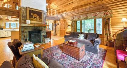 Dog-friendly cabin with mountain views, wood-burning fireplace, and WiFi
