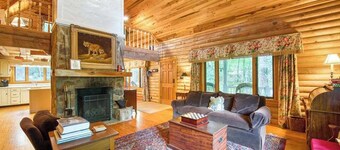 Dog-friendly cabin with mountain views, wood-burning fireplace, and WiFi