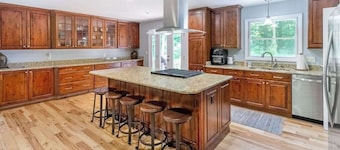 Ideal Wooded Gem W/ Large Deck, Gas Grill, Free WiFi, Firepit & Creek