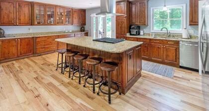 Ideal Wooded Gem W/ Large Deck, Gas Grill, Free WiFi, Firepit & Creek