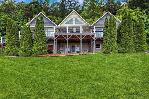 Quiet mountainside apartment with great views, central air and private W/D