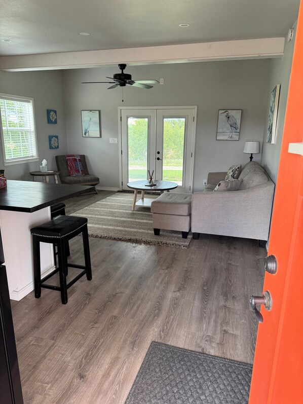 Living area - Charming 1-bedroom cabin w/sweeping views! Minutes from downtown Denison. (Denison)