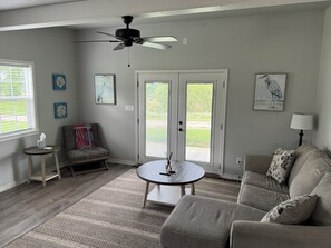 Living area - Charming 1-bedroom cabin w/sweeping views! Minutes from downtown Denison. (Denison)