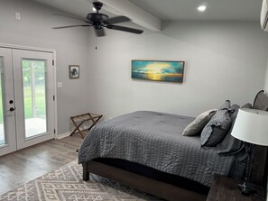 Room - Charming 1-bedroom cabin w/sweeping views! Minutes from downtown Denison. (Denison)