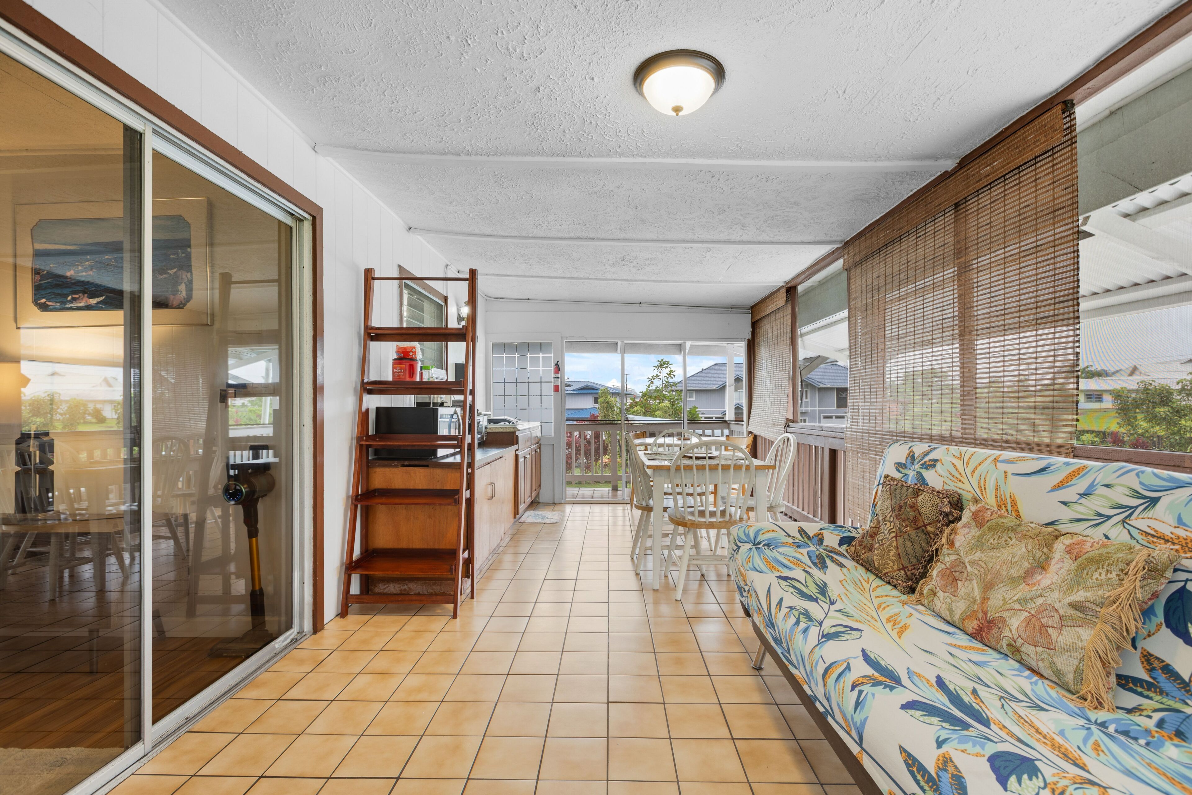 Downtown Hilo Tropical 3-br W/ A/c Near Beaches - Hilo, HI
