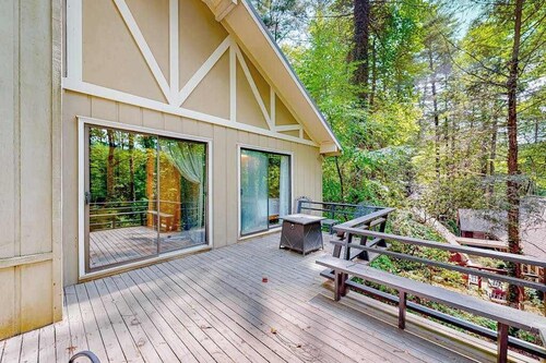 Cozy mountain home with foosball, ping-pong, private deck & wood-burning firepla