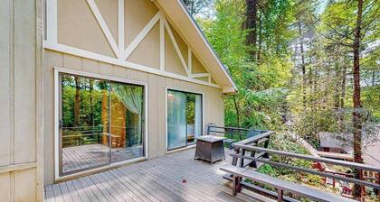 Cozy mountain home with foosball, ping-pong, private deck & wood-burning firepla