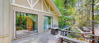 Cozy mountain home with foosball, ping-pong, private deck & wood-burning firepla