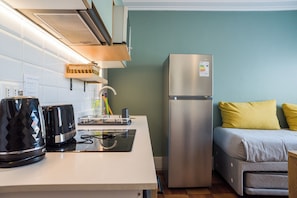 Apartment, 1 Bedroom | Dapur peribadi | Peti sejuk/penyejuk beku saiz penuh, ketuhar gelombang mikro, ketuhar 