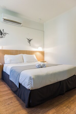 Comfort-Apartment, Stadtblick | Schreibtisch, laptopgeeigneter Arbeitsplatz, kostenloses WLAN
