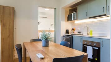 Apartamento, 2 habitaciones | Cocina privada | Frigorífico grande, microondas, horno y placa de cocina