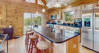 Cozy 1BR Cabin near Franklin, NC with Views, Grill, Full Kitchen and Wifi