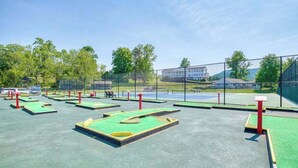 Een buitengolfslagveld met meerdere tee boxes en een afgesloten netgebied.
