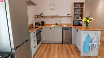 Dishwasher, cookware/dishes/utensils