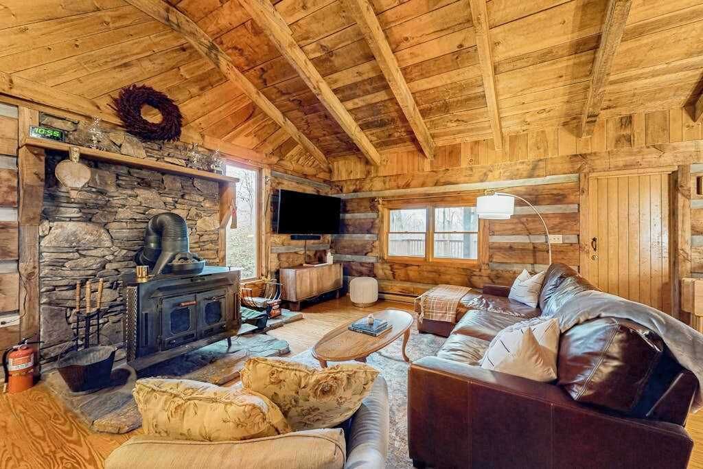 Secluded Dog-friendly Cabin With Firepit, Large Deck, Forest Views, & Wood Stove - Black Mountain, NC
