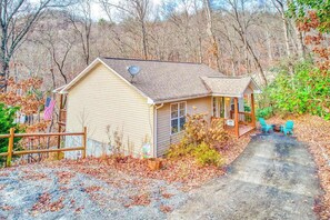 A small cabin with a porch, a satellite dish, and a flag. - Trimont Mountain Cottage (Franklin)
