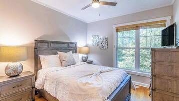3 bedrooms, desk, iron/ironing board, WiFi