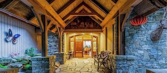 Spectacular Wooded Estate W/ Private Hot Tub, Veranda & Pool Table