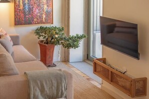 Living area - 4. Deluxe Suite (Garden View) (Porto)