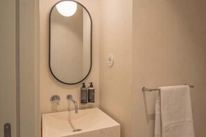 Bathroom - 4. Deluxe Suite (Garden View) (Porto)