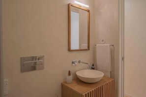 Bathroom - 1. Presidential Garden Suite with Private Pool (Porto)