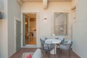 Outdoor dining - 2. Executive Terrace Suite (Porto)