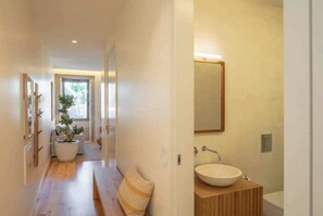 Bathroom - 2. Executive Terrace Suite (Porto)