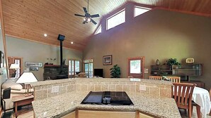 Una cocina amplia con encimera de granito, armarios de madera y una isla central.