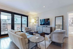 Ein modernes Wohnzimmer mit einer Couch, einem Couchtisch, einem Fernseher und einem Schrank.
