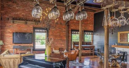 2000 sqft Historic Loft in Downtown Brevard - Near Waterfalls, Dining & More