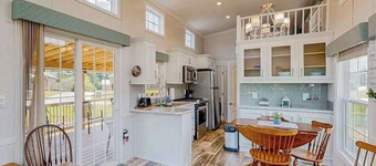 Pet Friendly Tiny home in Great Location with Grill and Covered Porch