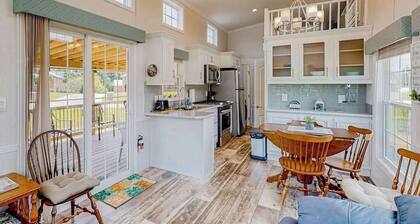 Pet Friendly Tiny home in Great Location with Grill and Covered Porch