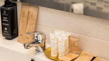 Dusche, Bidet, Handtücher, Shampoo